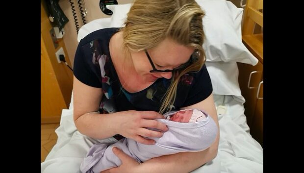 Po 12 hodinové směně, netušící zdravotní sestra porodila 