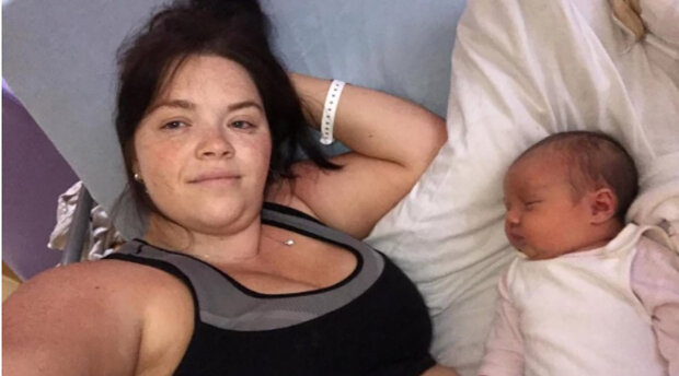 "Myslela jsem, že se cítím špatně kvůli stresu": Žena, která nevěděla o těhotenství, vyšla ze sprchy a nečekaně porodila syna