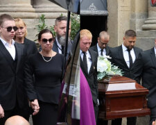 Vašo Patejdl už s námi není. Na rozloučení ceremonie byli jeho manželka a děti a v chrámu nezbylo volné místo. Zazněla mnohá silná slova