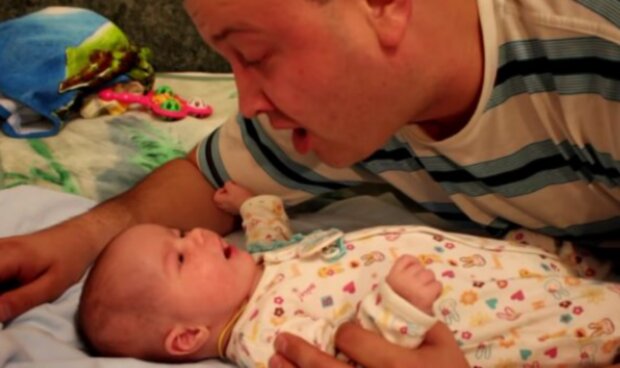 Otec a syn. Foto: snímek obrazovky YouTube