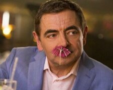“Zachránil svoji rodinu před pádem letadla”: zajímavé fakty o herci, který ztvárnil Mr. Beana