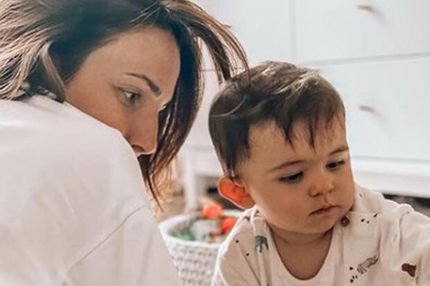 "Chytnul ode mě střevní chřipku": Syn herečky Veroniky Arichtevy skončil na kapačkách v nemocnici. Jak lékaři komentují stav chlapce
