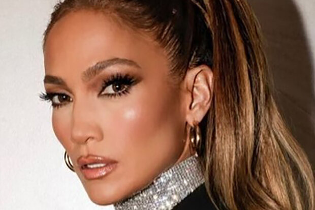 Zářící bro, chocker a jasný plášť: jaký obraz si Jennifer Lopez vybrala pro vystoupení