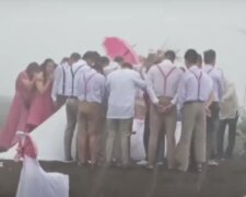 Nevítaný host na svatbě. Foto: snímek obrazovky YouTube