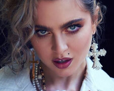 "Chci získat roli ve filmu": Jak vypadá herečka Anne Winters, která zveřejnila své fotografie, aby získala roli ve filmu o Madonně