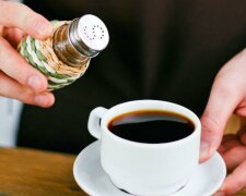 “Ještě jsem nikdy neviděla, aby si někdo solil kávu”: pravdu o zvláštním zvyku manžela žena zjistila po jeho odchodu