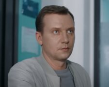 Lakomý Karel přišel na způsob, jak tajně ušetřit peníze na své ženě a dětech. Ale nemyslel jsem si, že lidé mohou být tak chamtiví po cizím dobru
