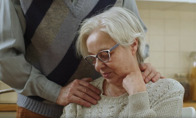 "Odvedl si s sebou třicetiletou milenku a odešel bydlet do bytu, který jsme koupili pro naši dceru. Říká, že jí teď nepotřebuje": podvedená manželka