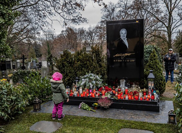 Jak vypadá hrob Karla Gotta a jeho rodiny: "Oprava je nutná"