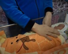"Jste si jisti, že to je moje dítě. Zkontrolujte to ještě jednou. Moje dcera má být krásná a milá, ale tahle vůbec není taková"