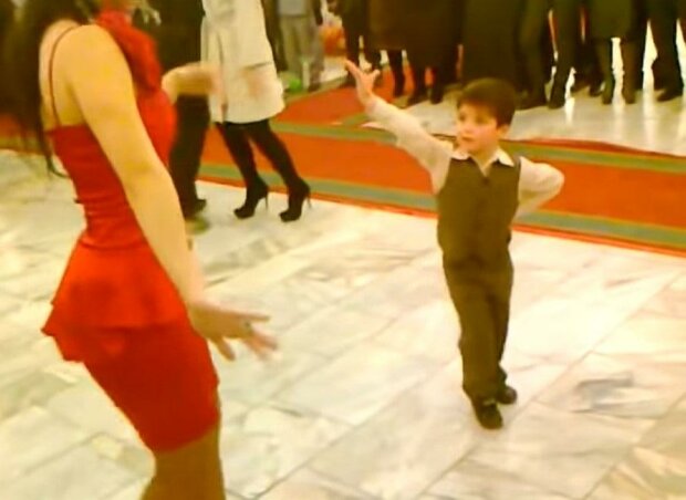 Chlapec pozval krásku k tanci. Po chvilce se publikum obdivovalo jeho tanec