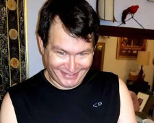 Herec John Elcom se dostal do pikantní situace kvůli obsahu kalhot: proč byl herec zadržen na letišti