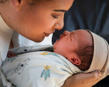 Dívka, která si těhotenství nevšimla, náhle porodila: Jak se cítí maminka a miminko