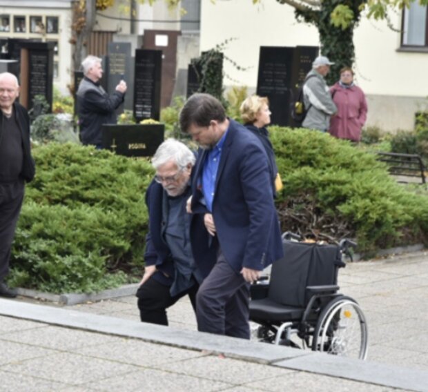 Poslední rozloučení s hercem Josefem Somrem. Foto: snímek obrazovky extra.cz