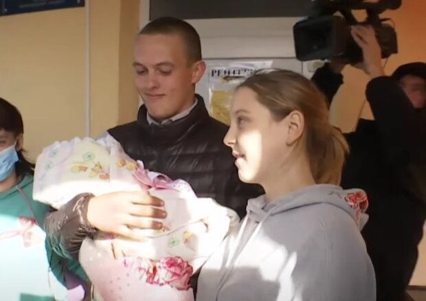 Třináctiletá dívka porodila dítě. Foto: snímek obrazovky YouTube