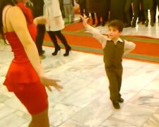 Chlapec pozval krásku k tanci. Po chvilce se publikum obdivovalo jeho tanec