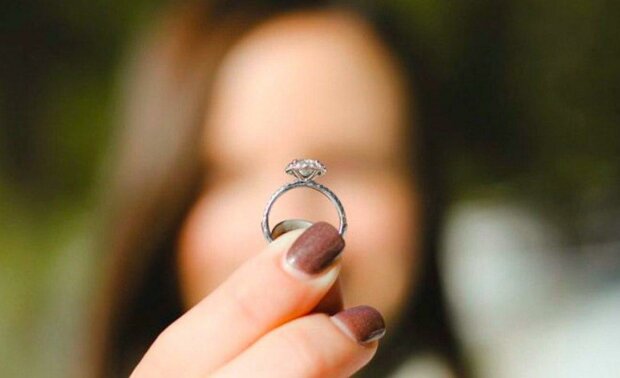 Muž pomohl bratrovi vybrat zásnubní prstýnek pro nevěstu, kvůli kterému se rozešli