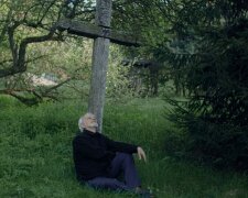 Petr říkal, že Adéla už není. Pomáhal jí žít ještě trochu déle, jak jen mohl. Psala si deník, a on jí podkládal čisté listy: příběh posledních dnů
