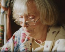 "Prodala jsem zahradu, teď chodím a pláču. Loučím se se starými věcmi a vzpomínkami. Jen tady jsem se cítila jako doma": příběh matky